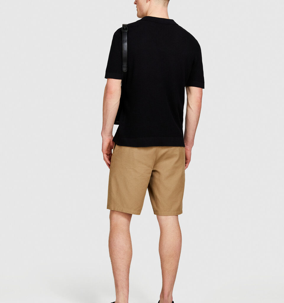 Slim comfort fit bermudas - men's shorts - Camel | Sisley image number 3